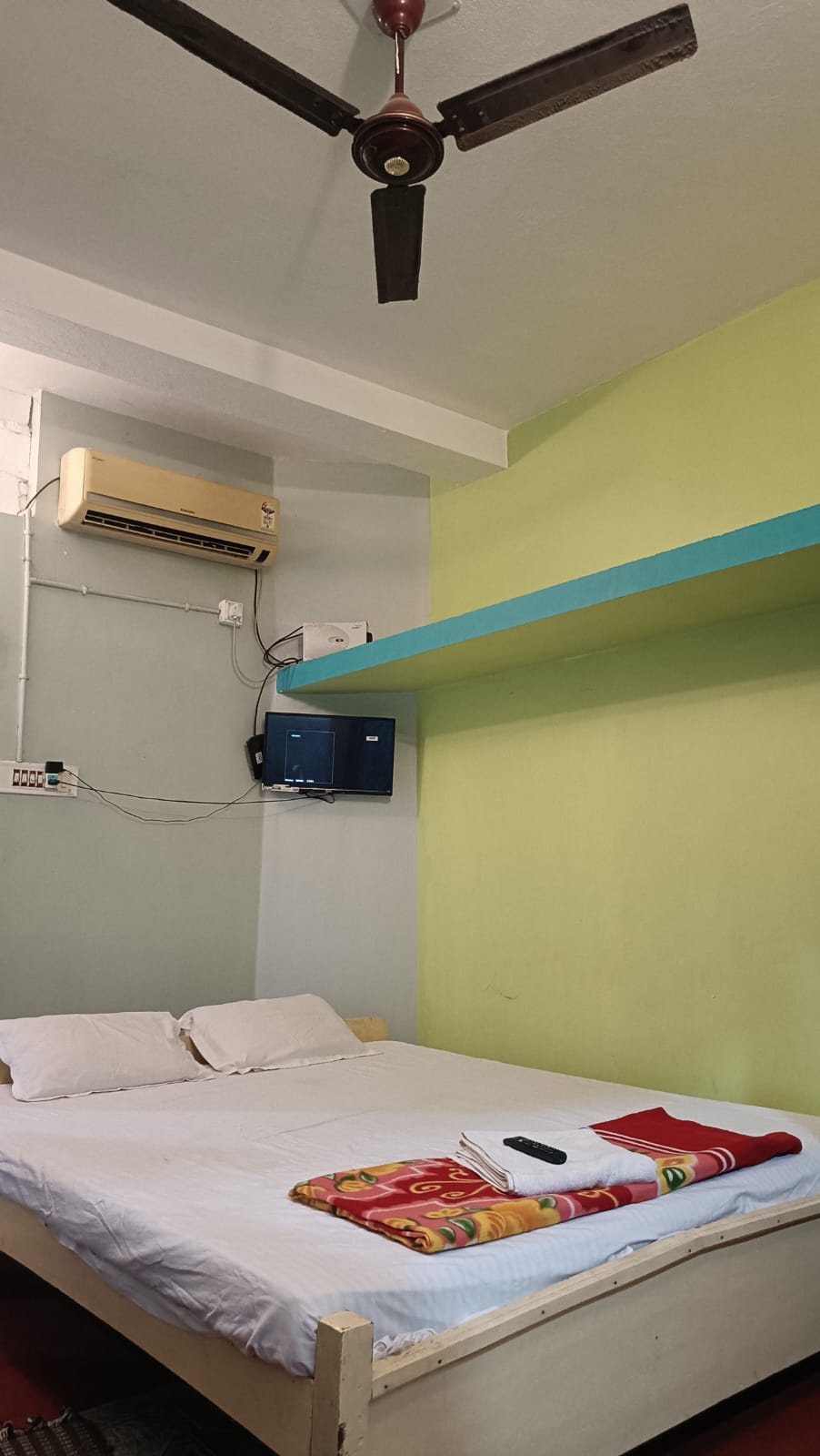 Deluxe Doble Bed AC Room
